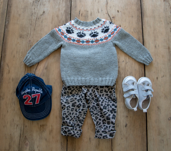 Vilde - babytröja med broderade tassavtryck