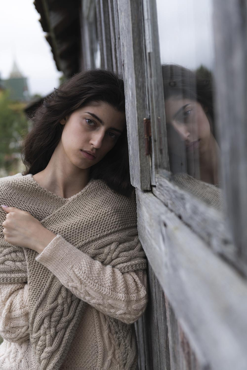 Bränning - sjal med flätmönster