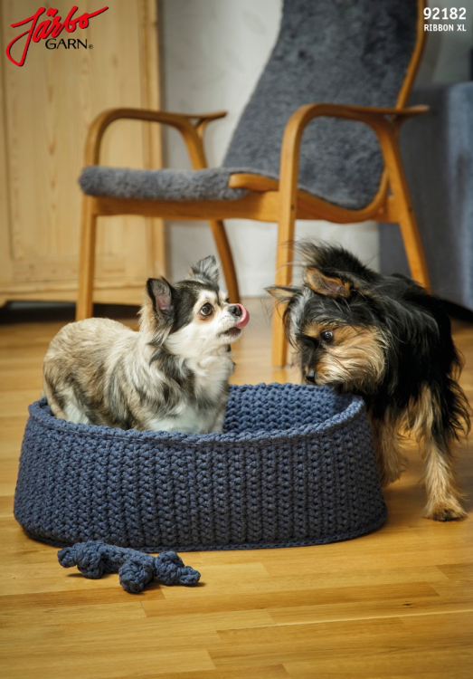 Virkad hundkorg och hundben