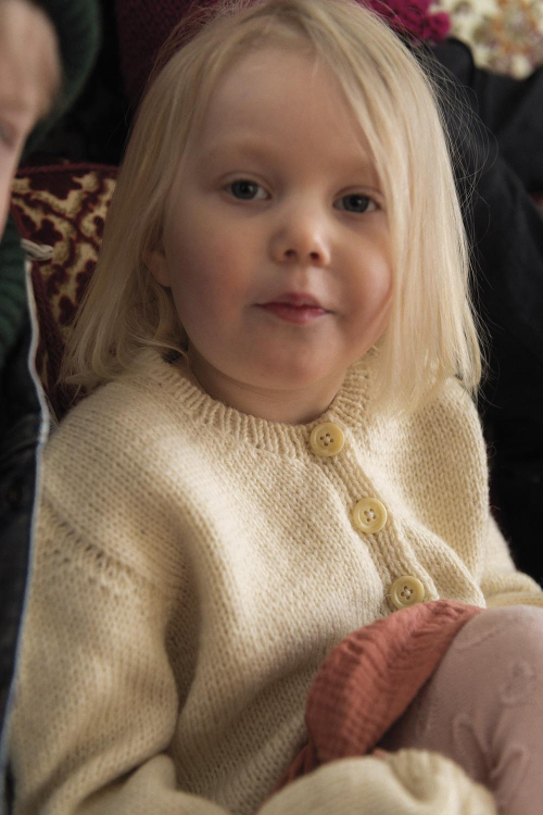 Porträtt - stickad barnkofta