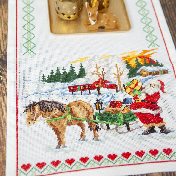 Broderikit tomte med häst och släde - löpare | Eddna SE