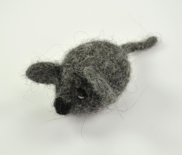 Filtad kattgrotta med öron och svans