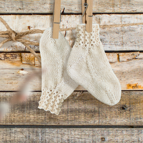 Lill-Kobbe – Flätstickade babysockor