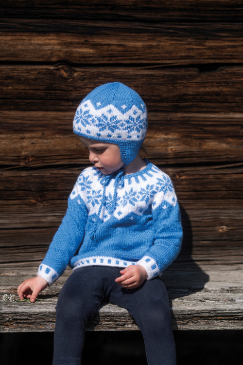 Adrienne - barntröja med mönsterok och matchande mössa
