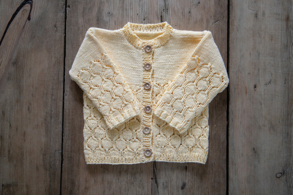 Vårblad - babykofta med hålmönster