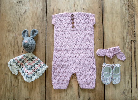 Vårblad - babyoverall med hålmönster och matchande pannband