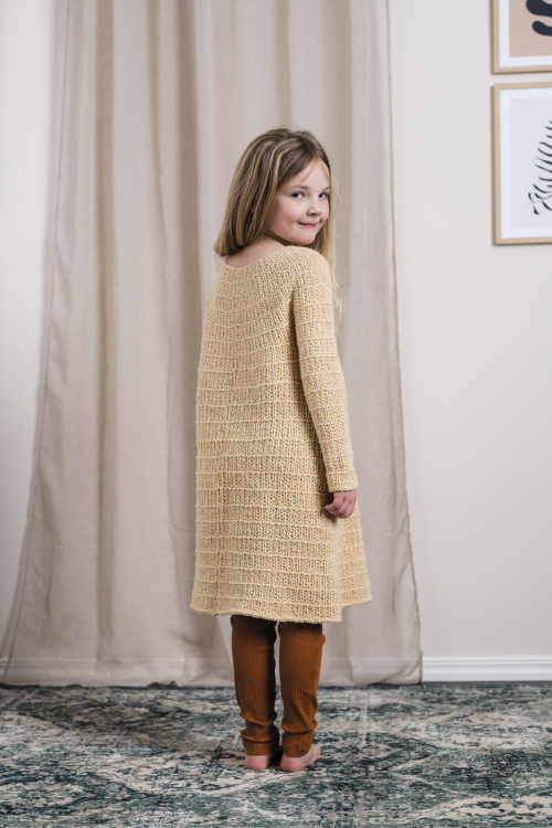 Rivoli – strukturstickad barnklänning