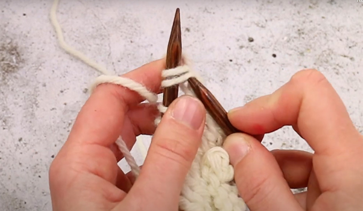 Sticka två räta maskor tillsammans (2 rm tills)